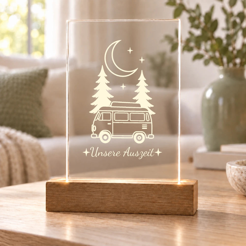 Campernacht – Zuhause ist unterwegs – Beleuchtetes Acrylschild mit Beispielname Unsere Auszeit – Dein Favorit Design