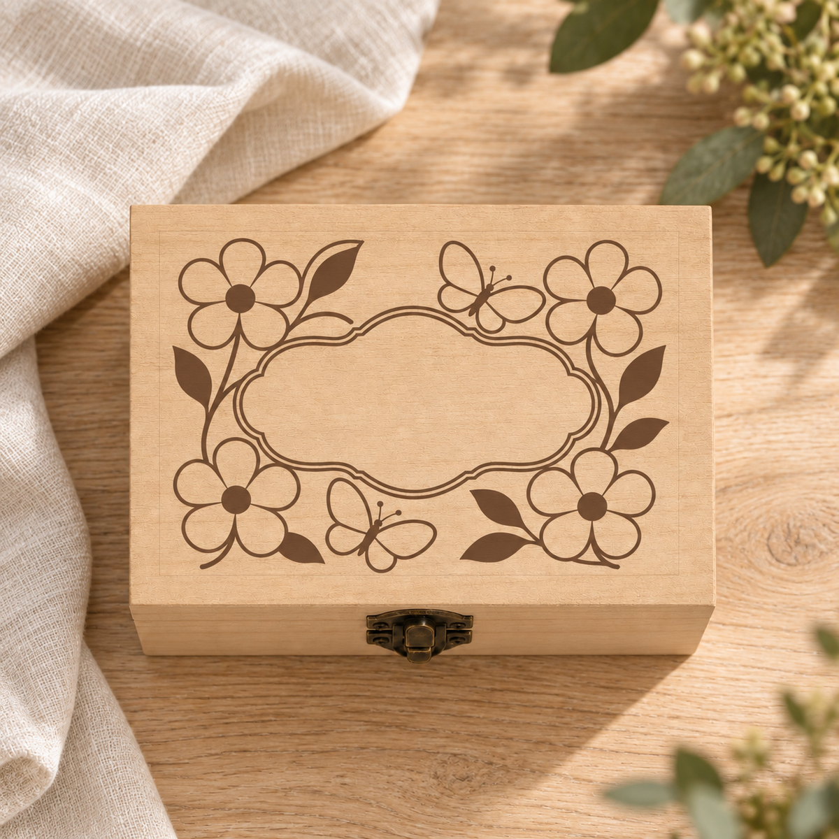 Garten & Blumen – Personalisierte Erinnerungsbox aus Holz – Natürliches Produktfoto in warmer Holz- und Leinenumgebung · Dein Favorit Design