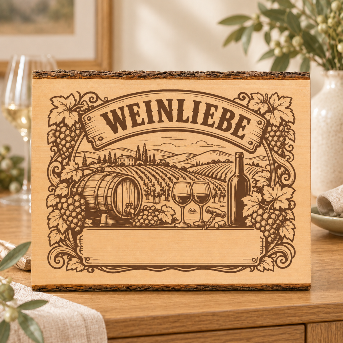 Weinliebe – Personalisiertes Holzschild – Natürliches Produktfoto in warmer Holz- und Leinenumgebung · Dein Favorit Design