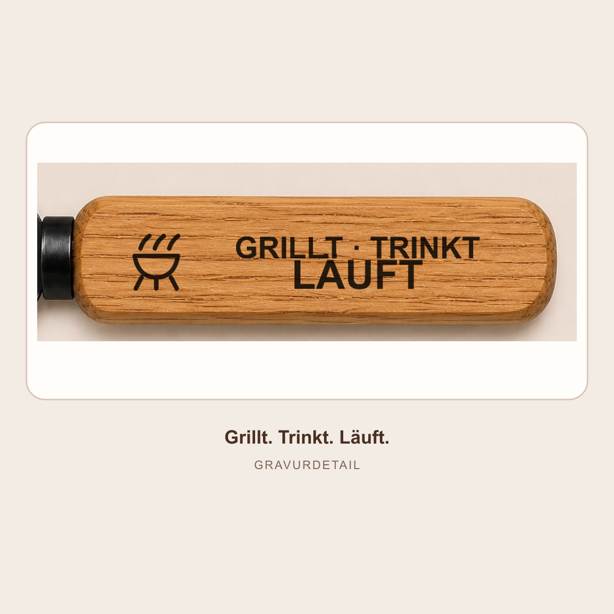 Grillt. Trinkt. Läuft. – Detailansicht der festen Gravur