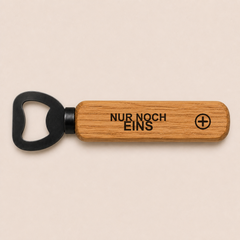 Nur noch eins – Flaschenöffner mit Gravur auf Holzgriff