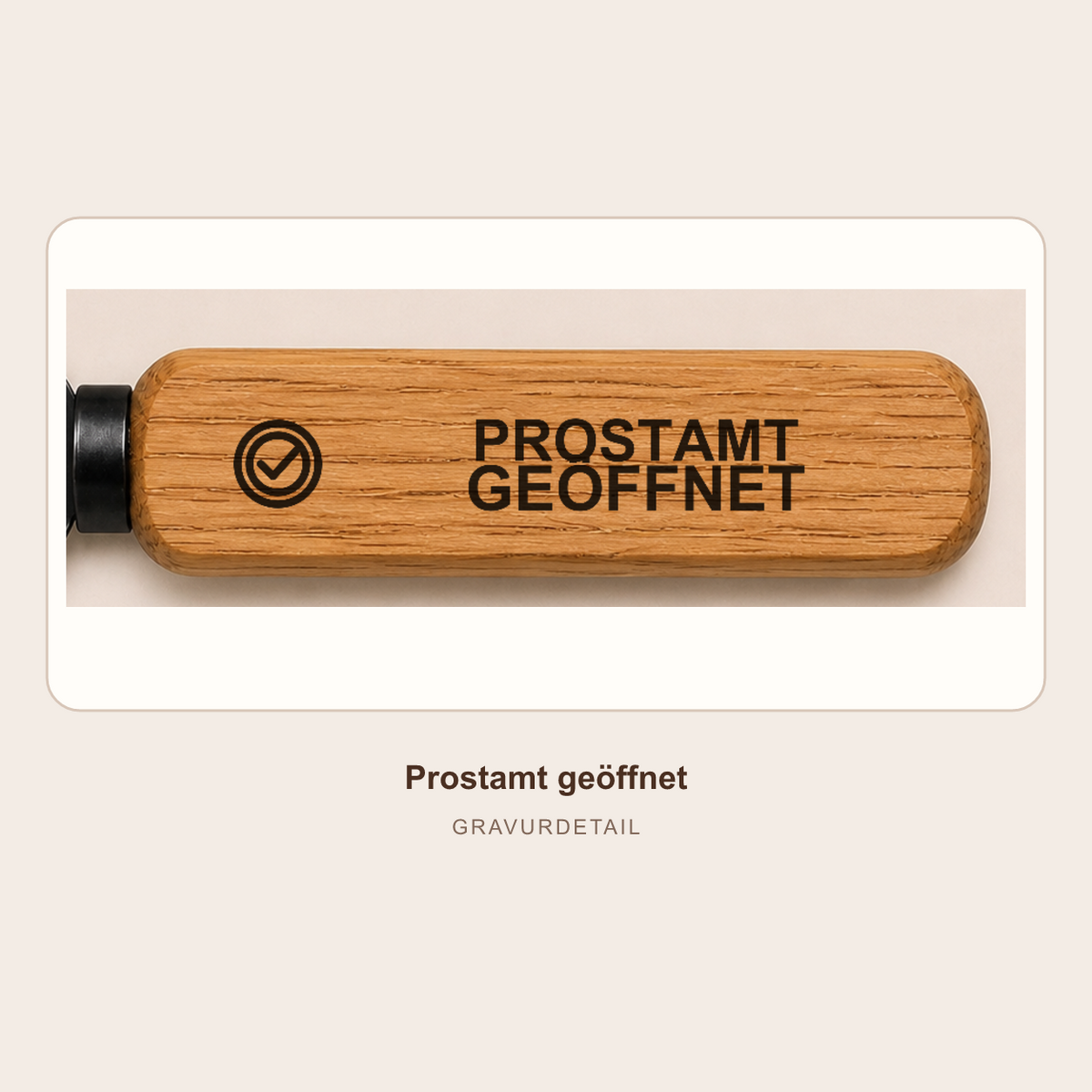 Prostamt geöffnet – Detailansicht der festen Gravur