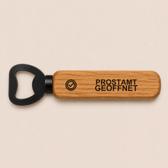 Prostamt geöffnet – Flaschenöffner mit Gravur auf Holzgriff